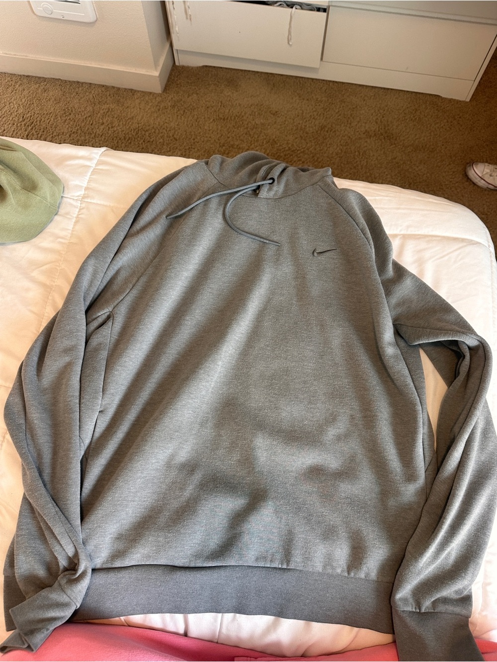 Nike Men's Light Gray Crewneck Sweatshirt with Subtle Swoosh